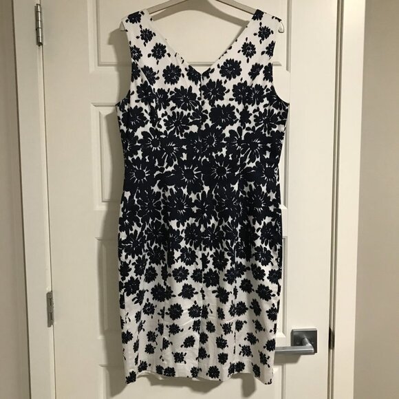 Navy & White Floral Pattern Cotton Dress Size Petite 10 (Fits Reg 6-8) - Picture 10 of 14